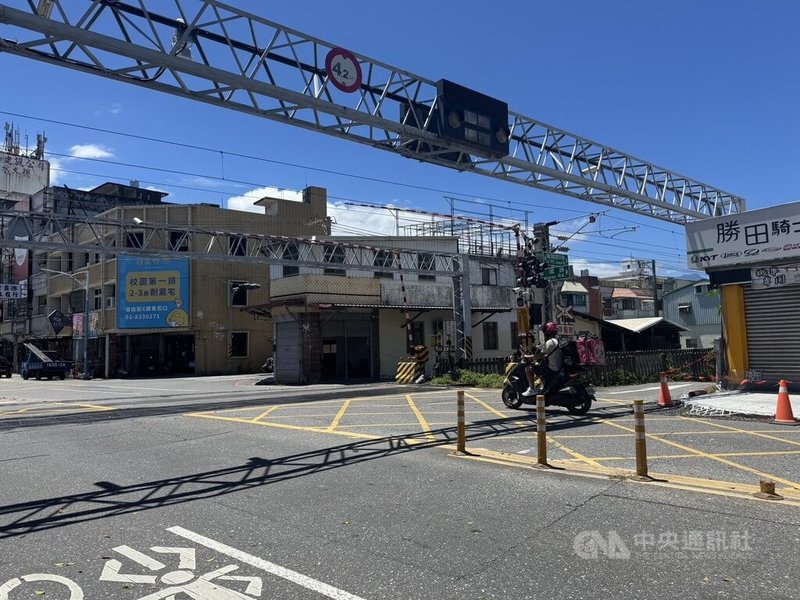台鐵花蓮站到吉安干城站8.4公里,有7處危險平交道,民代接力爭取將鐵路高架化納入雙軌電氣化。無黨籍縣議員黃馨11日指出,原本獲2任交通部長同意,今年卻遭退回,將高架化移出雙軌化計畫,讓多年爭取回到原點。圖為建國路平交道。中央社記者張祈攝 114年6月11日