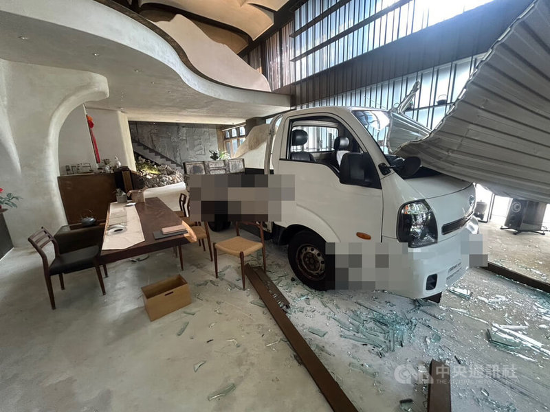 25歲劉姓男子11日下午駕駛小貨車,衝撞台中市北屯區1家茶行,現場玻璃碎片四散、裝潢毀損,幸案發當時店內無人,未造成人員受傷。(翻攝照片)中央社記者蘇木春傳真 114年6月11日