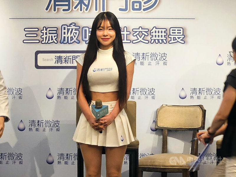 韓籍啦啦隊成員李多慧(圖)長時間在球場應援跳舞,她11日出席記者會指出,身體跟腋下會流汗很正常,但擔心有異味會影響別人,很注重腋下管理,體驗過非侵入性治療,沒有恢復期、不影響日常工作。中央社記者陳婕翎攝 114年6月11日