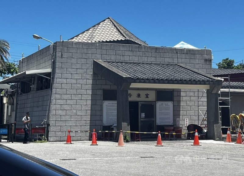 33歲林姓女子到花蓮旅遊遇害身亡,檢察官11日上午會同法醫相驗解剖,初步認定林女肺部有積水、胃裡有海砂,後腦勺有外傷,但頭顱顱骨沒有碎裂,推測林女被打暈後,被推入海中溺斃。花蓮地檢署指出,確定相驗結果仍待解剖報告。中央社記者張祈攝 114年6月11日