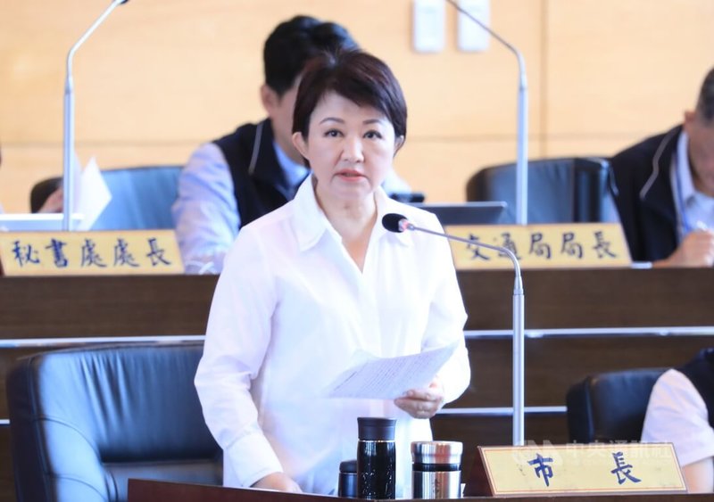 對於部分縣市針對行政院統刪地方一般性補助款提出行政訴願,台中市長盧秀燕(前)11日在市議會答詢表示,已指示各局處採取文書作業,若中央無法回心轉意,在不得已情形下,必須保護弱勢民眾與市府權益,若不採取法律行動,對不起市民。中央社記者郝雪卿攝 114年6月11日