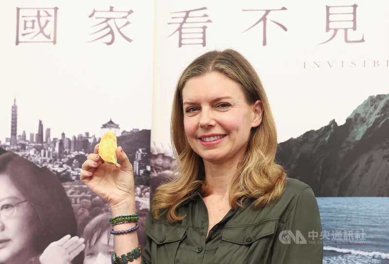 紀錄片「看不見的國家」(Invisible Nation)11日在台北光點華山電影院舉行記者會,美籍導演葛靜文(Vanessa Hope)來台宣傳,主辦單位特別準備台灣造型的鳳梨酥給她品嚐。中央社記者王騰毅攝 114年6月11日