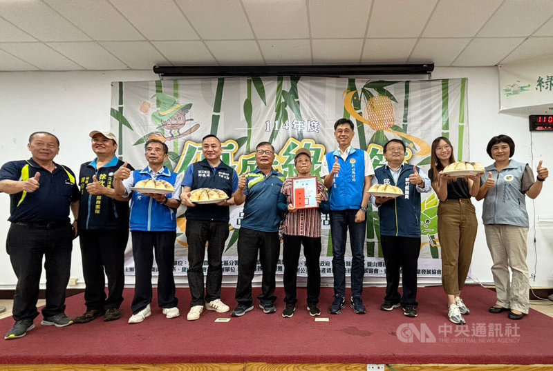 新竹縣寶山鄉綠竹筍為重要農特產,鄉公所22日將辦理綠竹筍節,今年主題為「筍光乍現-竹林魔法村」;寶山鄉農會11日也舉辦綠竹筍評鑑活動,共同行銷地方農特產。中央社記者郭宣彣攝 114年6月11日
