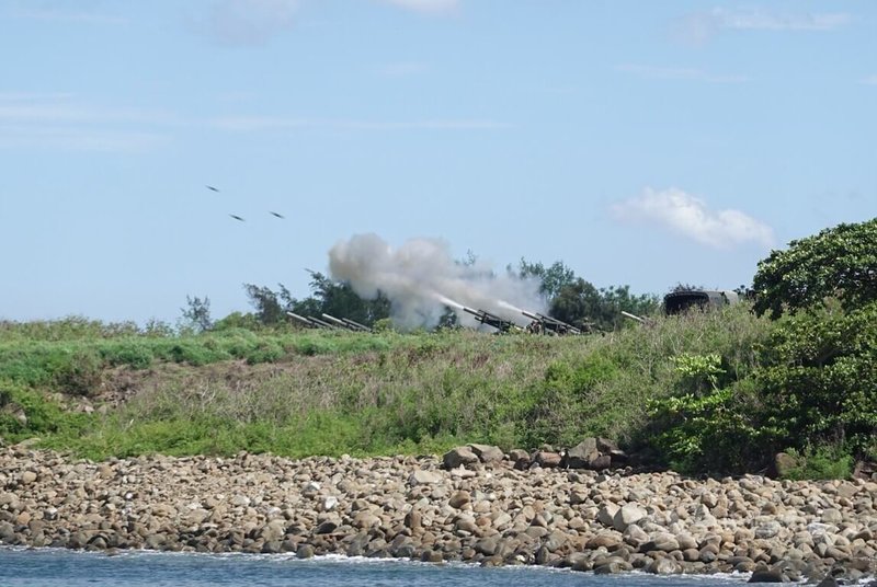 國軍第四作戰區11日在屏東楓港北陣地進行年度重砲射擊訓練,28門155榴彈牽引砲對海實彈射擊,場面震撼。中央社記者李卉婷攝 114年6月11日