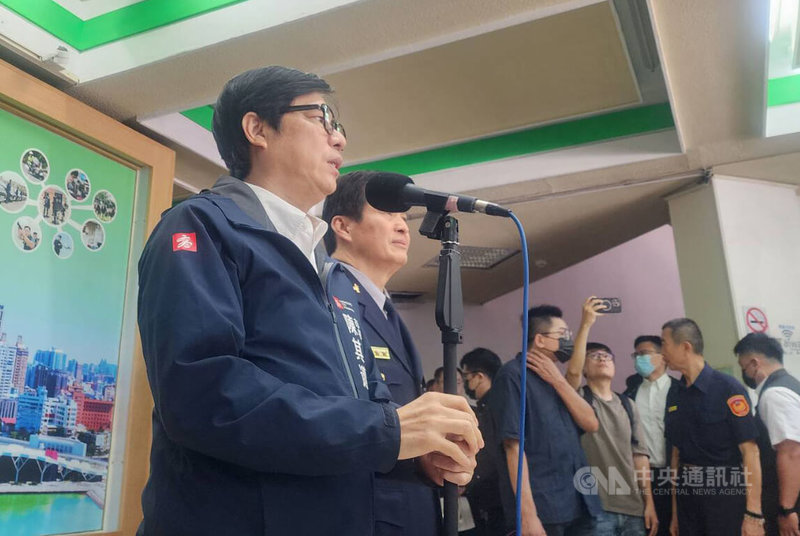 高雄鹽埕七賢大樓10日晚間發生火警,6人預防性送醫。市長陳其邁(左)11日表示,市府目前公安列管包括七賢大樓等4棟大樓,已要求加強安檢,並給予必要協助。中央社記者洪學廣攝 114年6月11日
