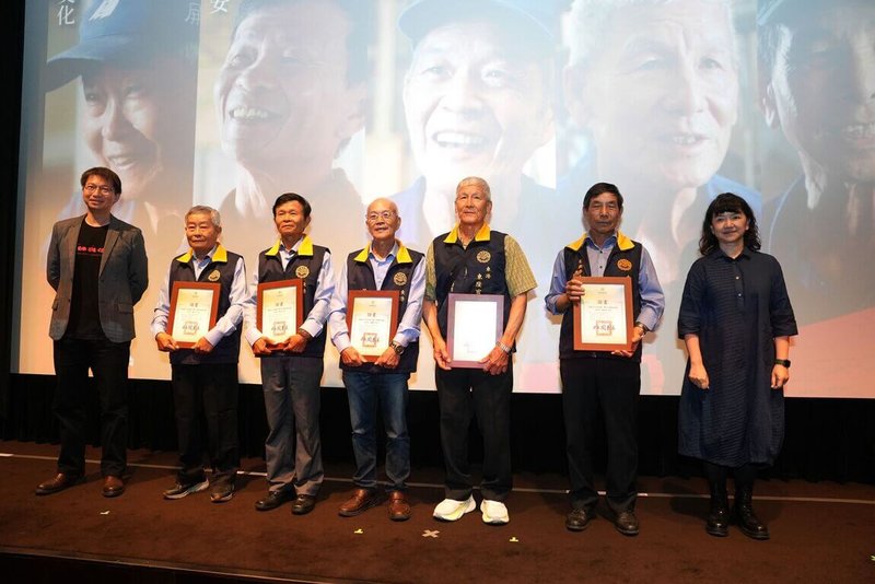 紀錄片「匠師與信仰」11日在台北松菸誠品電影院舉行首映,屏東縣副縣長黃國榮(左1)及文化部政務次長李靜慧(右1)頒發傳統工藝保存者登錄證書給匠師蔡文化(左2起)、蔡財安、潘鳳得、陳明益及謝春長。(屏東縣政府提供)中央社記者王寶兒傳真 114年6月11日
