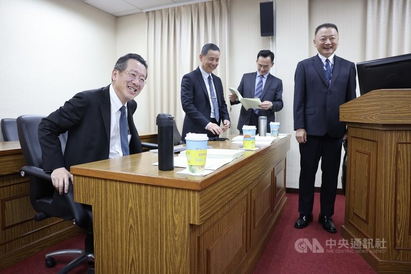 立法院外交及國防委員會11日邀請國防部長顧立雄(左)列席報告「海空戰力提升計畫採購進度及執行成效」,並備質詢。中央社記者趙世勳攝 114年6月11日