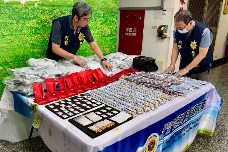 以張姓男子為首的販毒集團長期以雲林濱海地區廢棄倉庫為據點,台南警方與刑事局、雲林警方共組專案小組,查緝8人到案,並起獲大量毒品。(台南市刑警大隊提供)中央社記者楊思瑞台南傳真 114年6月11日