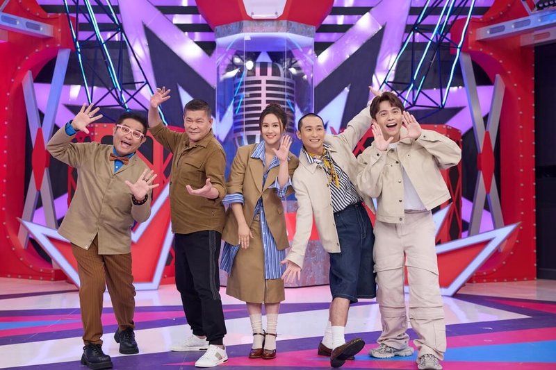 台語站立式喜劇選秀節目「Talk Talk秀台語」迎來第2季,藝人許效舜(左起)、澎恰恰、吳姍儒Sandy、浩子、黃豪平錄製節目。(公視台語台提供)中央社記者洪素津傳真 114年6月11日