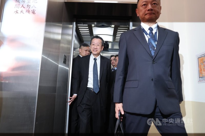 國防部長顧立雄(前左)11日上午赴立法院外交及國防委員會列席報告並備質詢,會前接受媒體聯訪。中央社記者趙世勳攝 114年6月11日