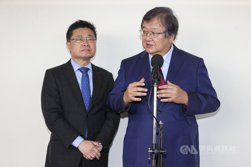 立法院社會福利及衛生環境委員會11日上午審查「兒童托育服務法草案」等案,衛福部長邱泰源(右)、政務次長呂建德(左)列席備詢,會前一同受訪。中央社記者鄭清元攝 114年6月11日