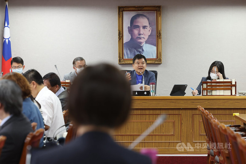 立法院司法及法制委員會11日舉行「法院組織法有關司法公開透明修正立法之探討」公聽會,輪值召委、民進黨立委莊瑞雄(後右2)主持會議。中央社記者趙世勳攝 114年6月11日