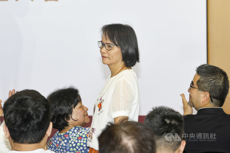 「黨外在野大聯盟」11日在台北舉行成立大會,北一女教師區桂芝(中)出席支持。中央社記者鄭清元攝 114年6月11日