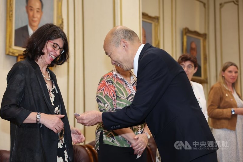 立法院長韓國瑜(前右)11日接見及款宴法國國民議會友台小組主席巴緹斯黛(Marie-Noëlle Battistel,另譯:帕媞斯黛)訪團,逐一與訪團成員致意。中央社記者趙世勳攝 114年6月11日