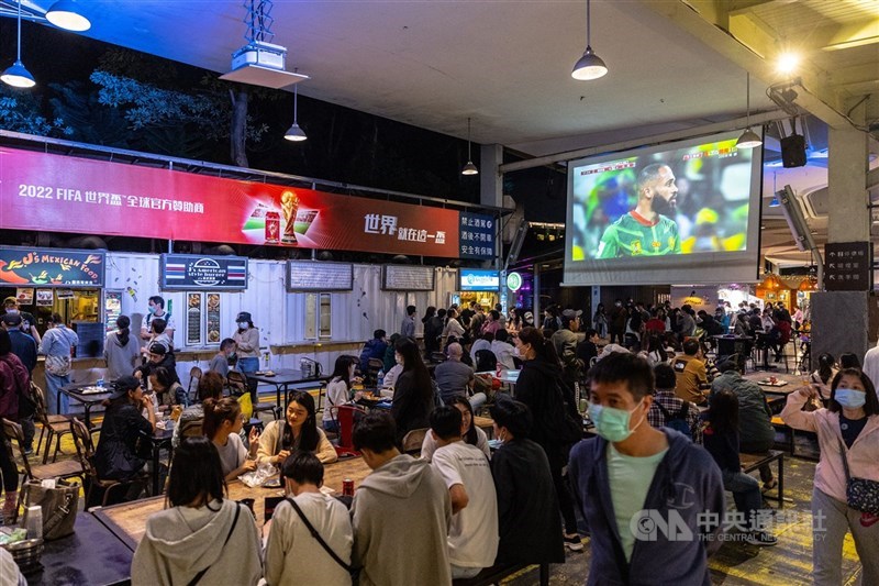 圖為花博圓山園區飲食街聚集用餐人潮(中央社檔案照片)