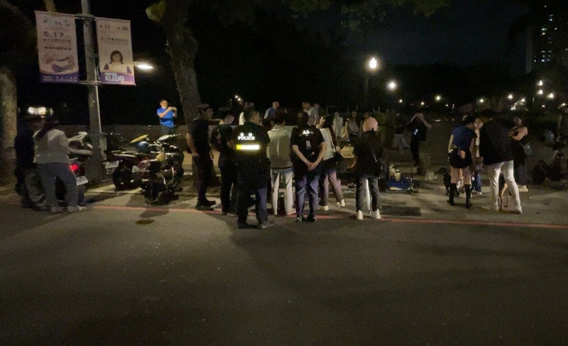 香港籍賴姓女子日前因要返回香港,將18隻貓、5隻狗共23隻寵物帶到新北市永和區仁愛公園找人認養,現場簽署轉讓單予愛心民眾,動保處及永和警分局接獲通報後派員前往稽查。(動保處提供)中央社記者王鴻國傳真 114年6月11日