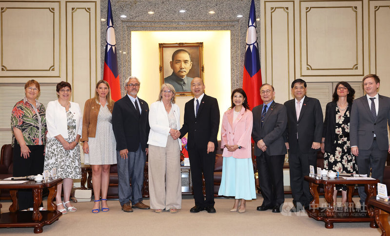 法國國民議會友台小組主席巴緹斯黛(Marie-Noëlle Battistel,另譯:帕媞斯黛)(左5)率團訪台,立法院長韓國瑜(右6)11日在立法院接見訪團,與巴緹斯黛握手合影。中央社記者趙世勳攝 114年6月11日