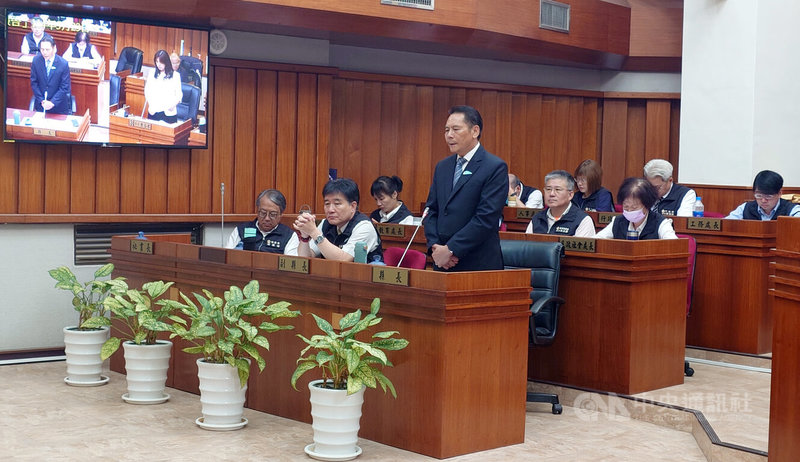 連江縣長王忠銘(站立者)10日接受議員質詢時指出,若中央政府願意撥給馬祖15億元預算,他願意為此加入民進黨。圖為王忠銘日前於連江縣議會接受議員質詢的情況。中央社記者潘欣彤攝 114年6月11日
