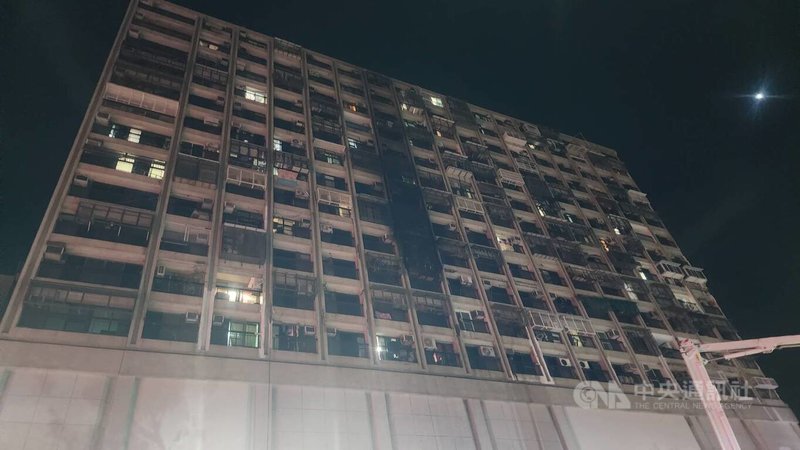 高雄鹽埕七賢大樓10日晚間發生火警,火勢從7樓窗戶竄出,消防人員到場佈水線滅火,火勢在9時35分控制,9時55分撲滅,2人輕微嗆傷送醫。中央社記者洪學廣攝114年6月11日