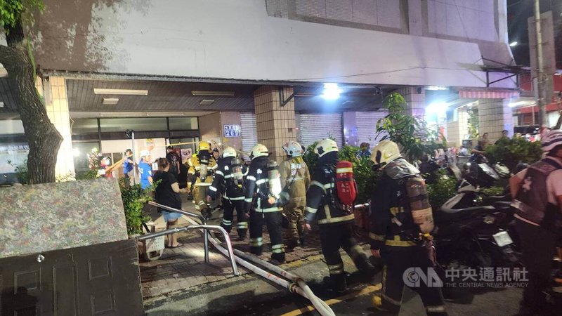 高雄鹽埕七賢大樓10日晚間發生火警,火勢從7樓窗戶竄出,消防人員到場佈水線滅火,並逐樓清查住戶人數。中央社記者洪學廣攝114年6月11日