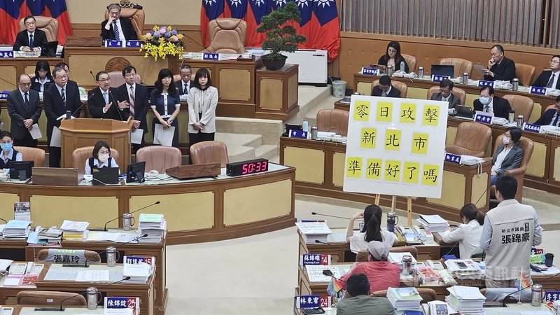 新北市議會11日進行市政總質詢,議員以歐美影集「零日風暴」恐怖網攻行動為例,因應對中國可能的「零日攻擊」。市長侯友宜(2排左3)表示,新北市有能力保護好電力、變電所、網路、自來水、交通等關鍵基礎設施,並積極建構全民防衛。中央社記者王鴻國攝 114年6月11日