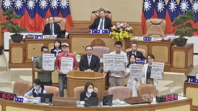 新北市議會11日進行市政總質詢,民進黨議員質疑藍營傳共諜案,要求市長侯友宜(2排左3)簽署「不為中共效力誓約書」,侯友宜拒絕簽署,他表示,他這一生保衛中華民國,保衛了一輩子。中央社記者王鴻國攝 114年6月11日