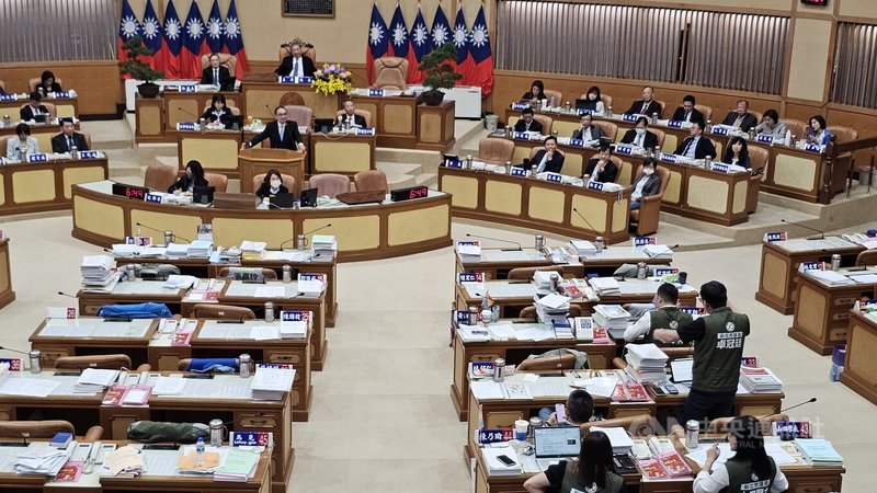 新北市議會11日進行市政總質詢,民進黨市議員卓冠廷(前右立者)表示,捷運三鶯線2026年通車,隔音牆不應只建半邊,要求設置全罩隔音牆。中央社記者王鴻國攝 114年6月11日