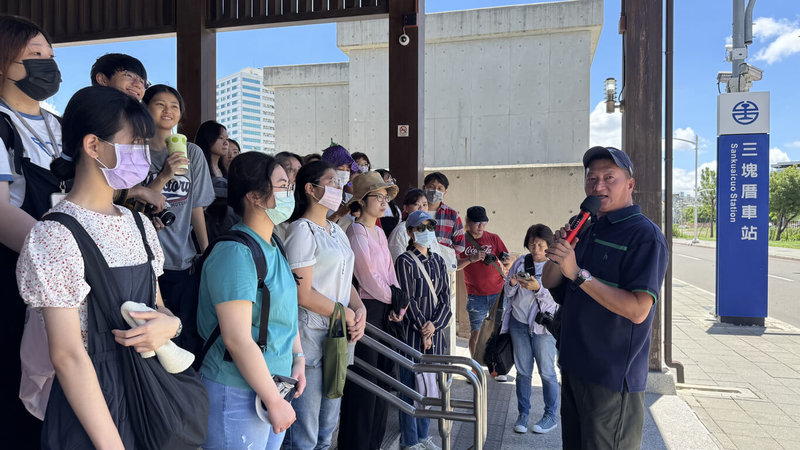 高雄市青年局「山海探險隊」系列活動帶領青年走訪三民區三塊厝街區,活動中高雄文化傳承大使劉永俊(右)向青年解說三塊厝街區歷史,讓學員了解地方文化與城市發展的脈絡。(高雄市青年局提供)中央社記者林巧璉傳真 114年6月11日