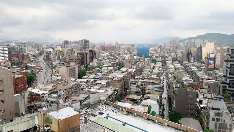 央行113年9月祭出第7波房市信用管制,中信房屋統計內部數據,對比去年第3季與今年第1季內部數據顯示,六都中古屋銷售天數普遍拉長,分別增加12至30天不等,而桃園增加30天最久。(中信房屋提供)中央社記者何秀玲傳真 114年6月11日