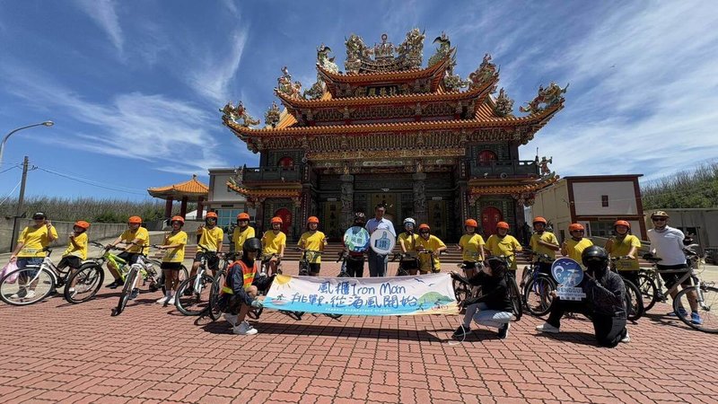 澎湖馬公風櫃國小10日進行「海風畢業週挑戰」,畢業生展開自行車、路跑與SUP立式划槳小鐵人3項挑戰,在畢業前留下成長最佳印記。(風櫃國小提供)中央社 114年6月11日