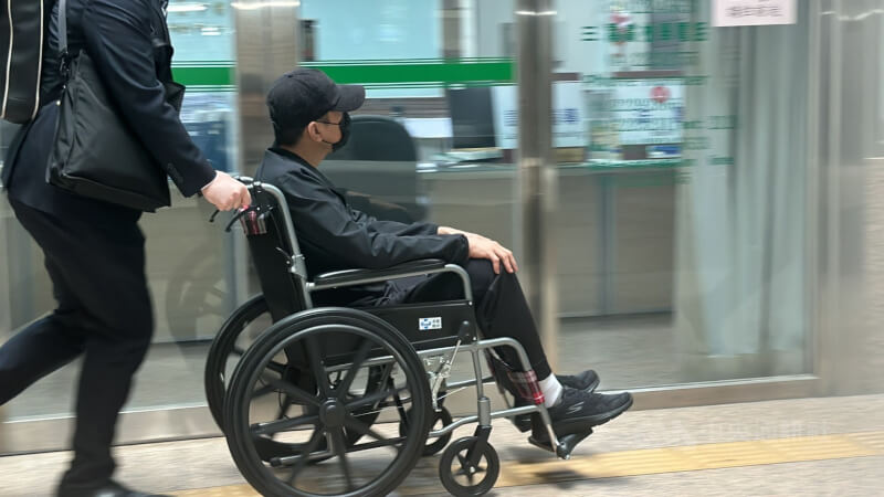 圖為去年台中地院召開羈押庭,林明佐坐輪椅出庭。(翻攝照片)