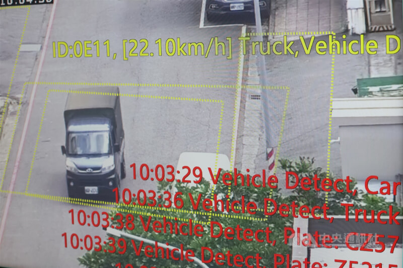利凌開發出可獨立運算的攝影機車牌辨識技術,可支援美國、日本、歐盟、中東、越南等58個國家的車牌辨識。圖中展示邊緣運算AI攝影機可辨識路上的車種與車牌。中央社記者趙世勳攝 114年6月11日