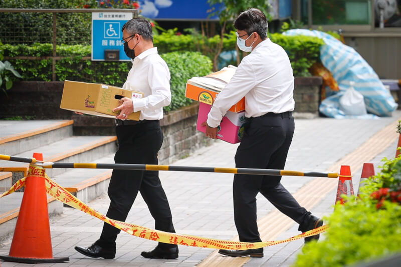 圖為新北市板橋區街頭上班族。(中央社檔案照片)
