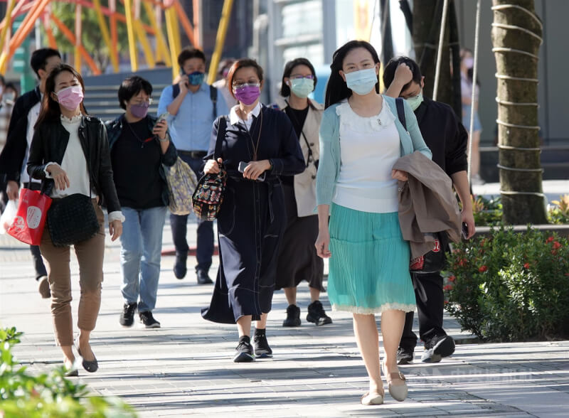 主計總處今天發布事業人力僱用狀況調查統計結果,去年調升薪資廠商占33.9%。圖為台北南港軟體園區上班族。(中央社檔案照片)