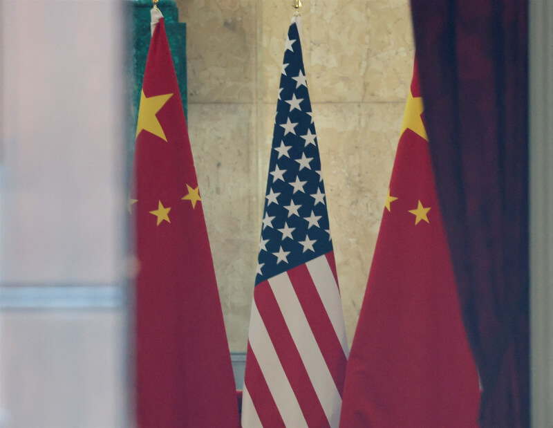 美國和中國代表團在英國倫敦進行貿易談判。圖為在倫敦蘭卡斯特宮的美國及中國國旗。(路透社)