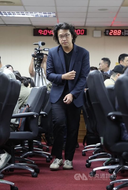 立法院外交及國防委員會11日邀請國防部長顧立雄列席報告「海空戰力提升計畫採購進度及執行成效」,擔任國防外交委員會召委的民進黨立委沈伯洋(中)出席主持會議。中央社記者趙世勳攝 114年6月11日
