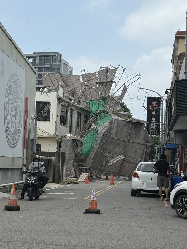 新竹縣竹北市光明三路與縣政十二街交叉口的一處民宅11日執行拆除時鷹架倒塌,幸無人受傷。(讀者提供)中央社記者郭宣彣傳真 114年6月11日