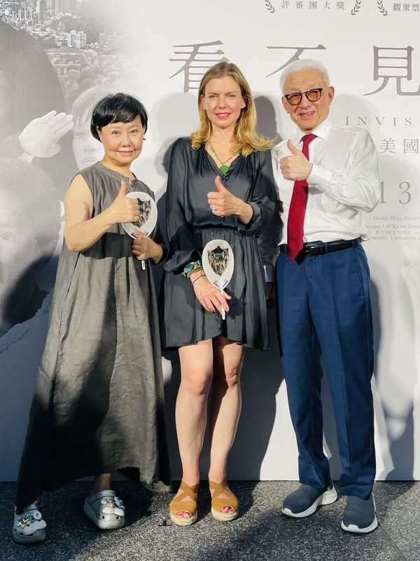 紀錄片「看不見的國家」11日首映,演員呂雪鳳(左)、聯電創辦人曹興誠(右)與導演葛靜文(Vanessa Hope)(中)合影。(海鵬提供)中央社記者王心妤傳真 114年6月11日