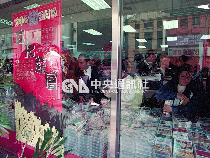 多家出版社聯合舉行「六一二大限圖書清倉會」,大批錄影帶也在拍賣之列。中央社記者吳繼昌攝 83年1月30日