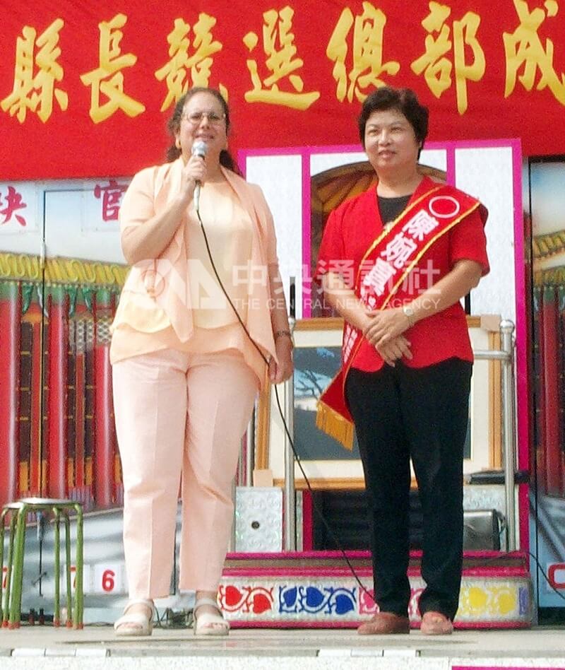陳婉真(右)2001年以無黨籍身分參選彰化縣長,民進黨前主席施明德的前妻艾琳達(左)到場祝賀。(中央社檔案照片)
