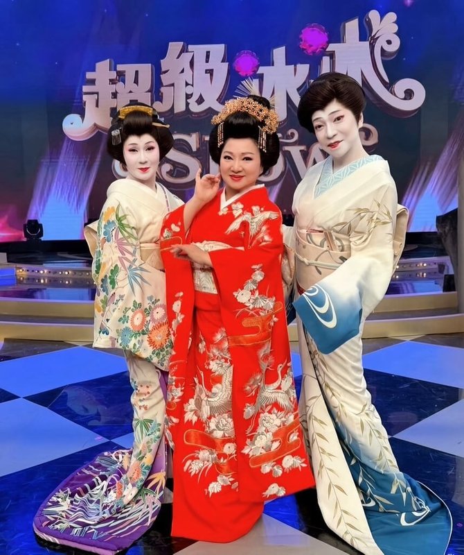 藝人白冰冰（中）邀請日本新舞踊「宗山流」掌門人胡蝶家元（右）及「千鶴流」二代目宗家千鶴美扇（左）參加節目「超級冰冰Show」錄製，帶來精彩演出。（長興影視提供）中央社記者洪素津傳真  114年6月11日
