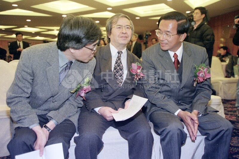 圖為南方朔(中)2000年與民進黨總統參選人陳水扁(右)及新新聞王健壯(左)合影。(中央社檔案照片)