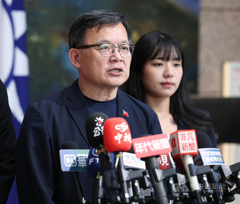 藍營面對罷免連署出現死亡連署的狀況,國民黨台南市黨部主委謝龍介為此表達歉意。文傳會主委林寬裕(前)11日下午在中常會後,被問到黨中央是否也要表達態度,他回應表示,大家的意見都會虛心受教,應該要面對的挑戰,都會努力因應。中央社記者謝佳璋攝 114年6月11日
