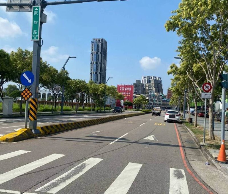 台中市25歲馮姓女子11日上午在西屯區大鵬路與凱旋路口牽狗行走斑馬線時,遭吳姓女子開車撞擊,當場失去呼吸心跳,送醫搶救後恢復生命跡象,目前仍在加護病房救治中。(民眾提供)中央社記者郝雪卿傳真 114年6月11日