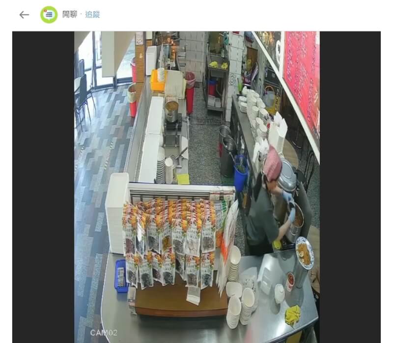 台南市某知名連鎖餐飲店11日傳出店員將消費者吃剩油豆腐倒回滷鍋,在網路掀起熱議。(圖取自Dcard網頁dcard.tw)