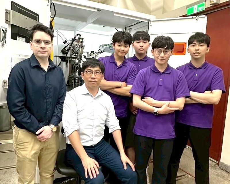 清華大學動力機械工程系教授李明蒼(左2)率團隊研發出常溫常壓下能在曲面鍍膜的創新技術,可縮短製程、降低材料成本,及減少能源消耗與碳排放,目前已有國內半導體大廠接洽。(清大提供)中央社記者魯鋼駿傳真 114年6月11日