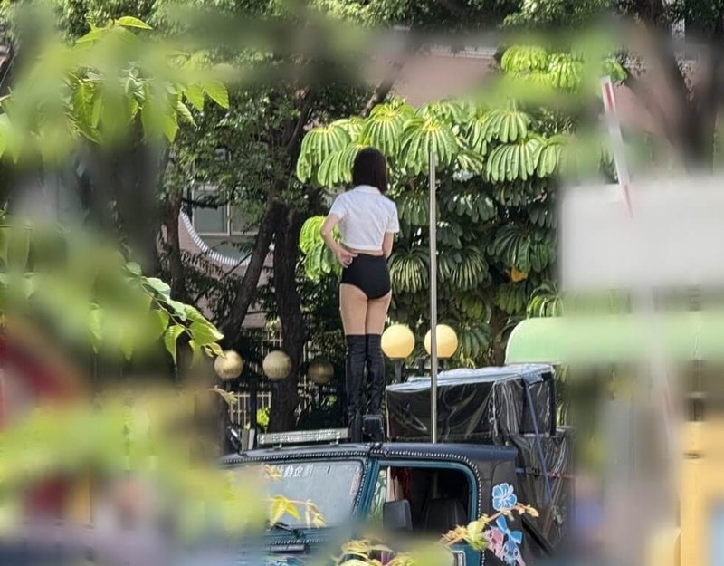 台中市南屯區某國中11日舉行畢業典禮，校門口出現電音花車辣妹大跳鋼管舞，見員警出現隨即駛離。校方經後續了解得知，是一名畢業生家長送給孩子的畢業禮物。（民眾提供）中央社記者郝雪卿傳真  114年6月11日