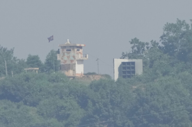 位於韓國坡州靠近北韓邊境的北韓軍事哨所和擴音器。(美聯社)