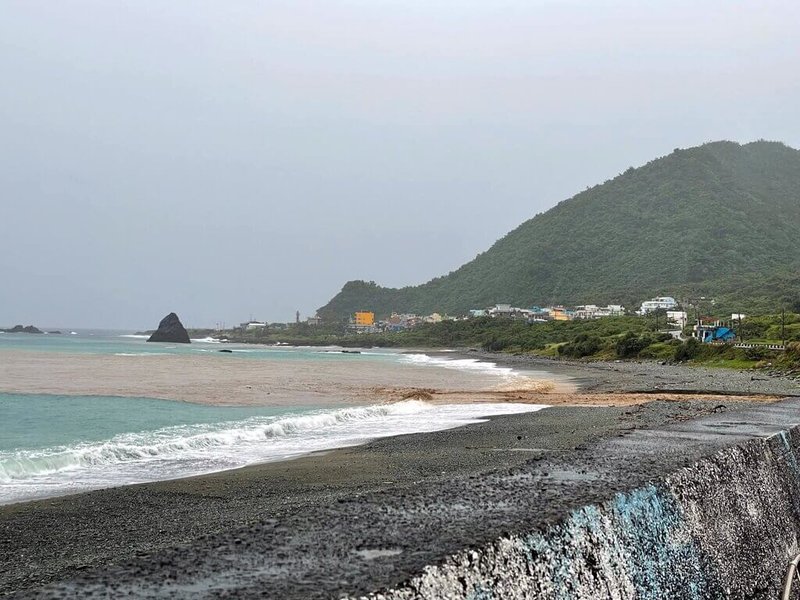 台東從11日晚間開始雨勢猛烈,多處野溪暴漲,道路變溪流,蘭嶼海域則因泥流滾入變成「陰陽海」。(魯邁提供)中央社記者盧太城台東傳真 114年6月12日