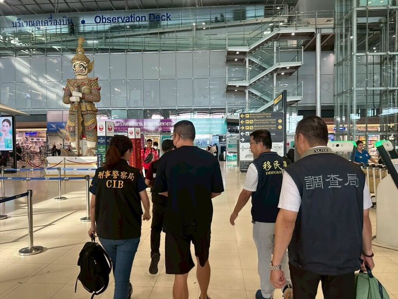 台灣毒品通緝犯黃立為(左2著黑衣者)遭判10年半入監前潛逃泰國,113年5月因持變造護照遭泰方逮捕,判處1年有期徒刑,黃立為在泰國服刑完畢後,12日上午遭遣返回台。(駐泰代表處提供)中央社記者呂欣憓曼谷傳真 114年6月12日
